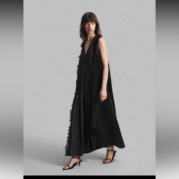 Elegant Black Pleated Dress - Picture 6 of 8